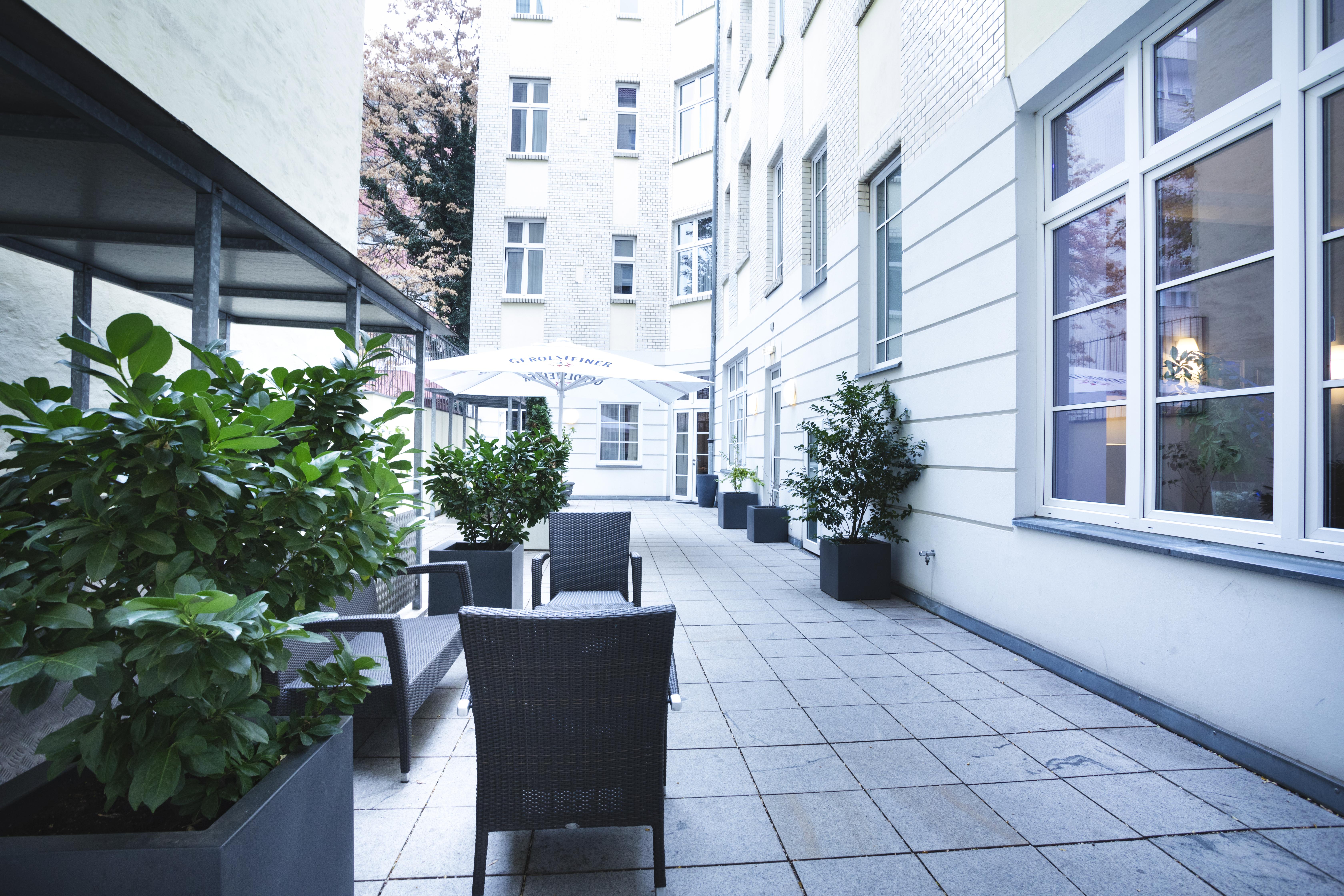 Select Checkpoint Charlie Hotel 4*